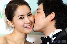 明星美女亲吻图,浪漫画面引网友热议